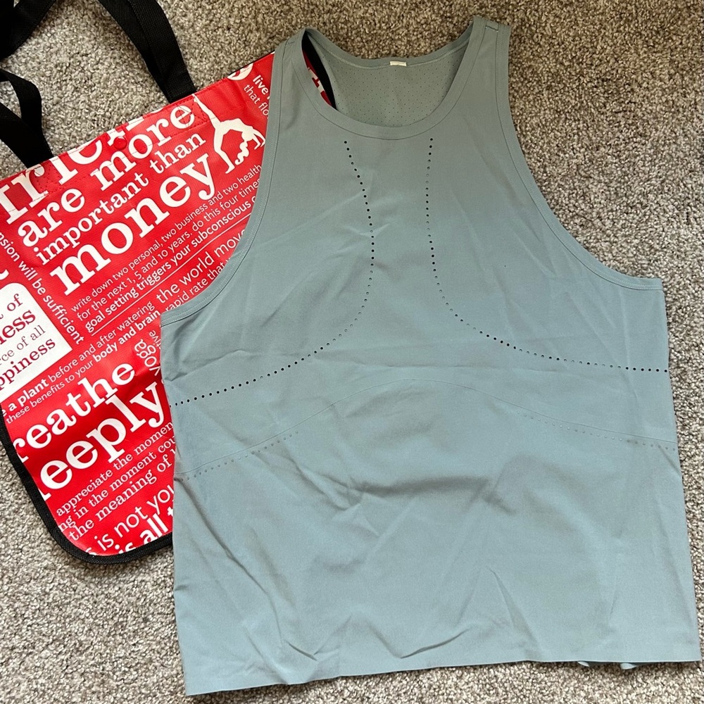 Lululemon size 8 vented tank
